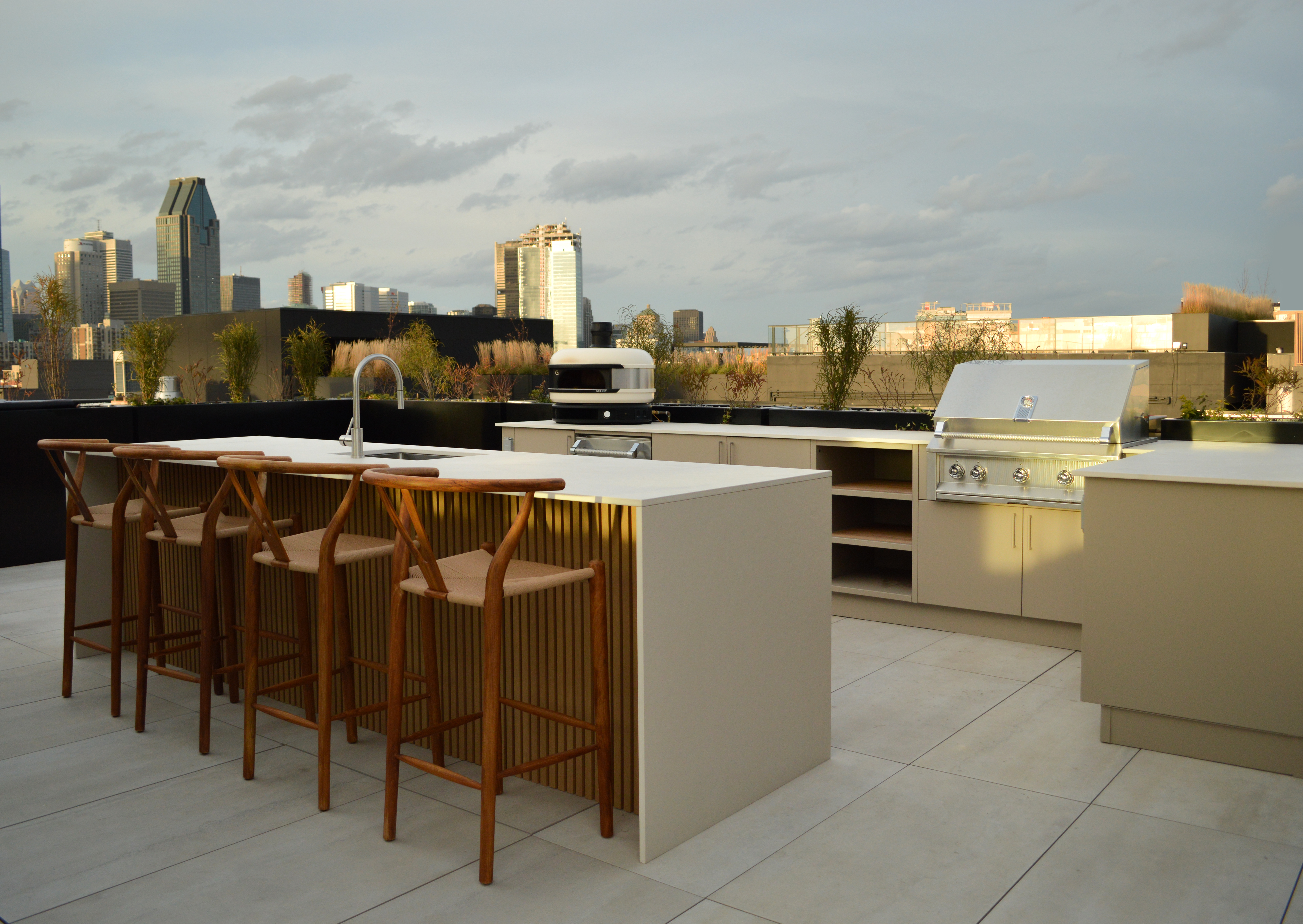 Cuisine d'été Urban Bonfire avec comptoir en Dekton, Montreal