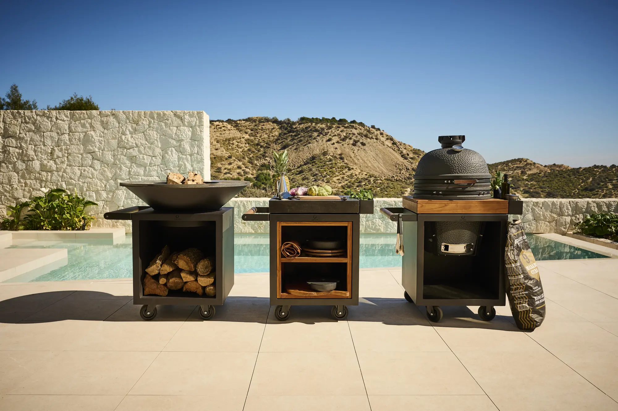 trois sections de cuisson Ofyr dans un décors estival près d'une piscine