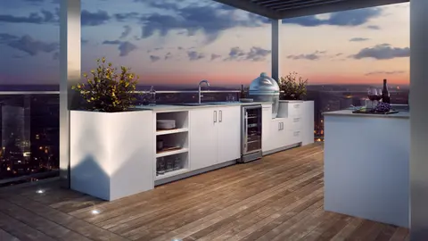Cuisine extérieure de toit-terrasse avec longs plans de travail en pierre frittée Dekton blanche et évier intégré
