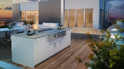 Îlot de cuisine extérieure avec comptoir en pierre frittée Dekton claire et appareils encastrés en acier inoxydable sur une terrasse en hauteur