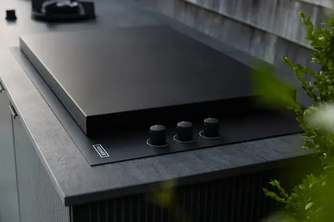 Cuisine extérieure Urban Bonfire avec comptoir et îlot en surface Dekton Montauk