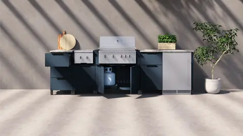 Cuisine extérieure intégrée sur une terrasse aménagée avec zone de cuisson et de repas