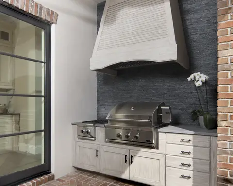 NAHB-outdoor-grill-cabinets-with-louver-hood-┬®JeffDavisPhotography-NatureKast