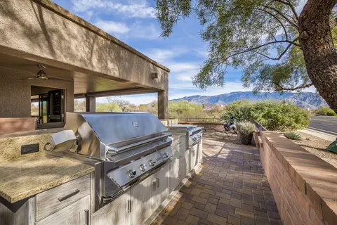 Rustic-outdoor-kitchen-desert-oasis-NatureKast