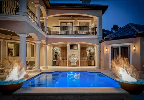 Poolside-kitchen-with-firepots-NatureKast