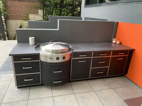 contemporay-cabinet-with-bowed-evo-cooktop-NatureKast
